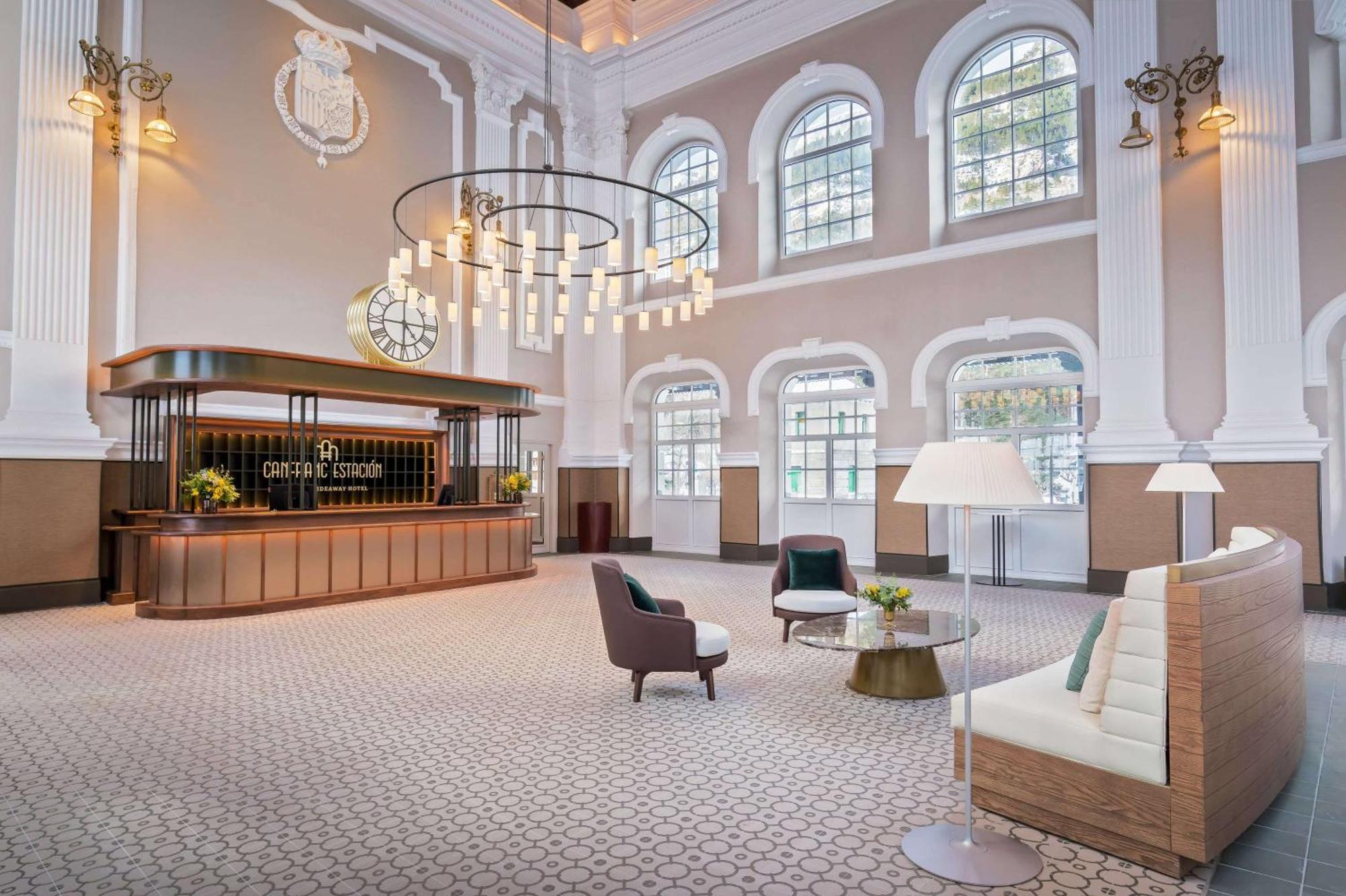 Canfranc Estacion, A Royal Hideaway Hotel - Gran Lujo Exterior foto The lobby of the hotel