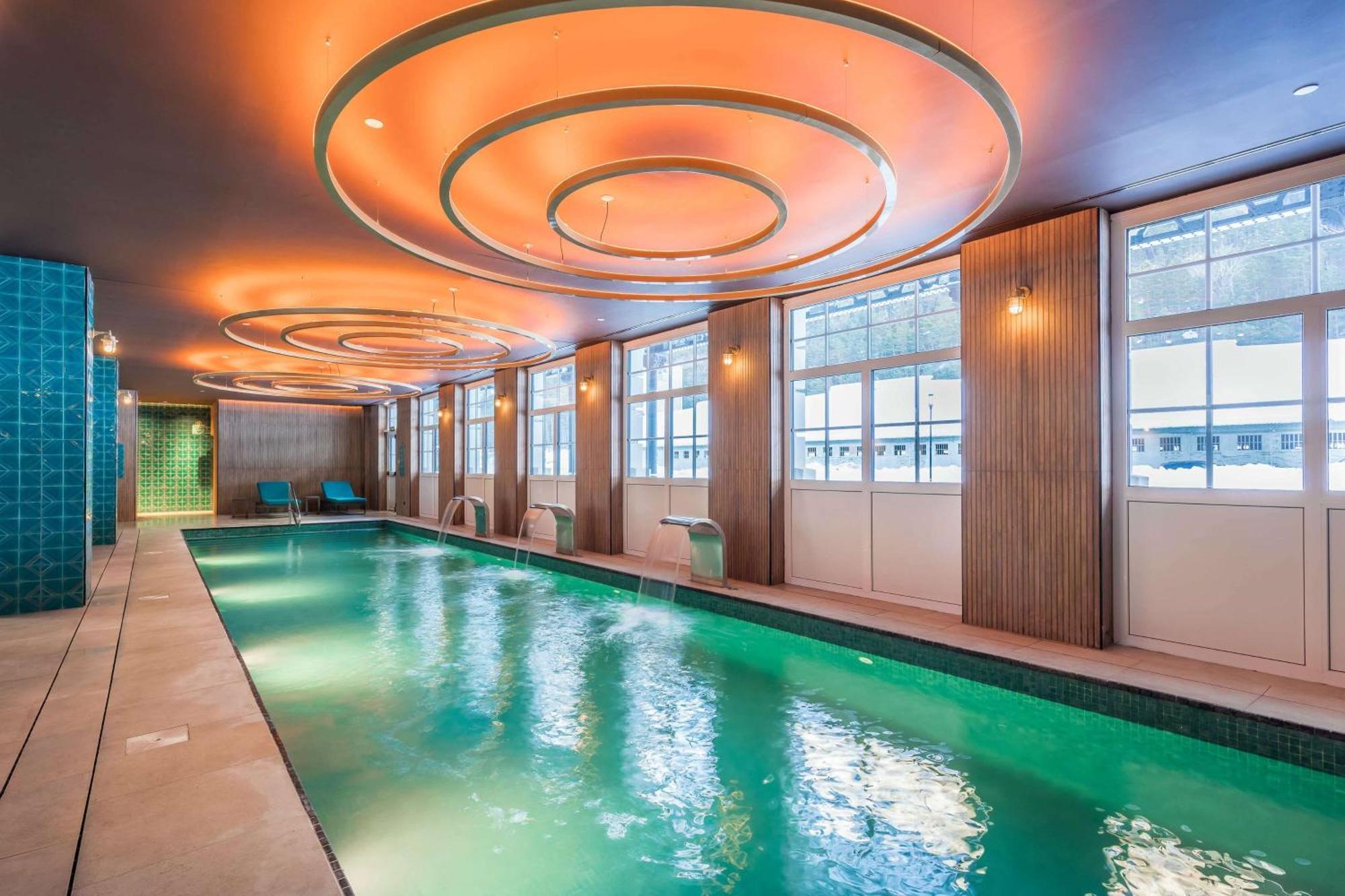 Canfranc Estacion, A Royal Hideaway Hotel - Gran Lujo Exterior foto The pool at The Standard East Village