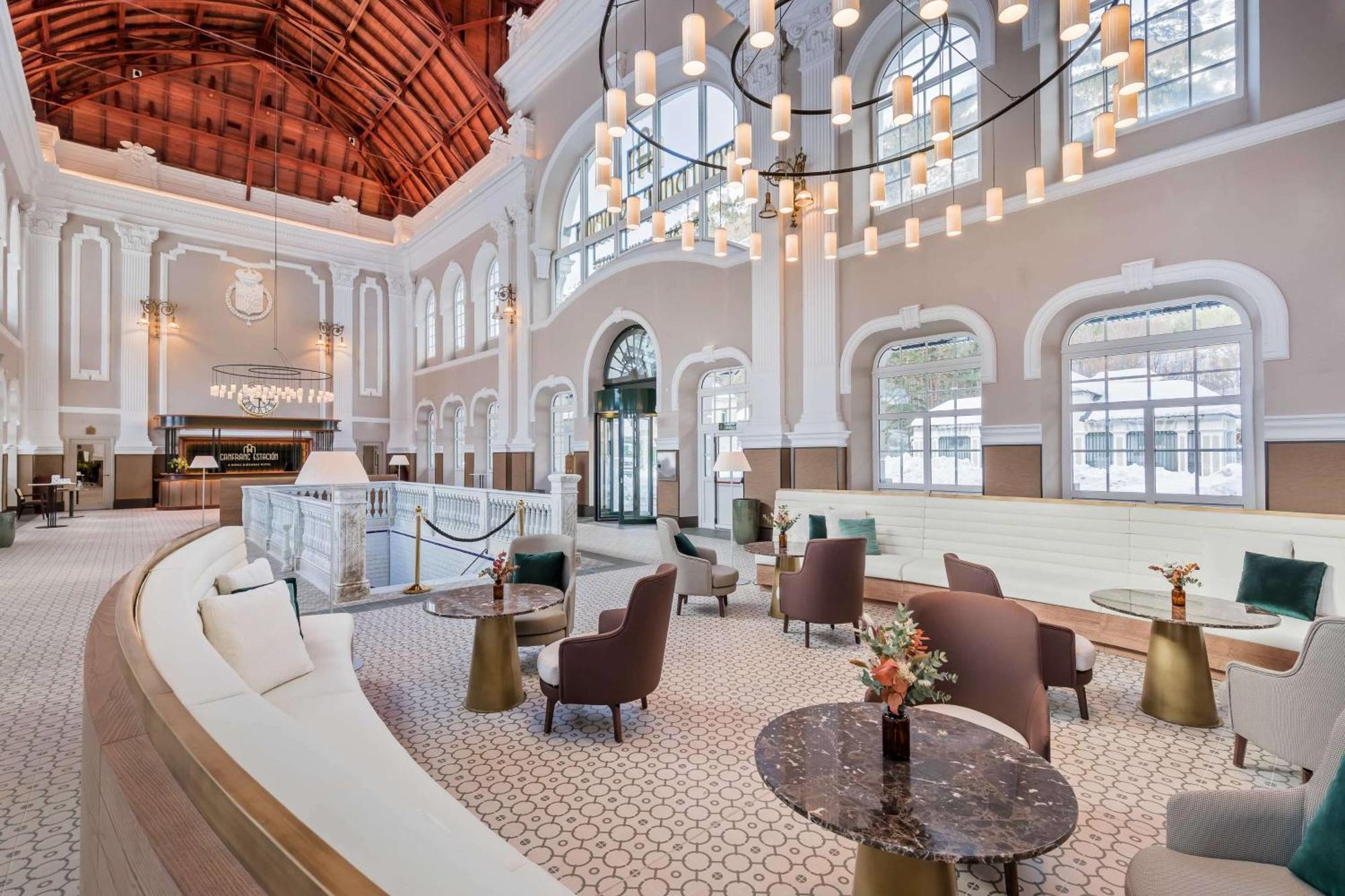 Canfranc Estacion, A Royal Hideaway Hotel - Gran Lujo Exterior foto The lobby of the hotel