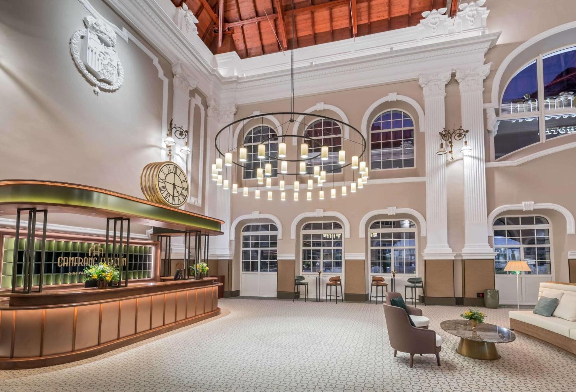 Canfranc Estacion, A Royal Hideaway Hotel - Gran Lujo Exterior foto The lobby of the hotel